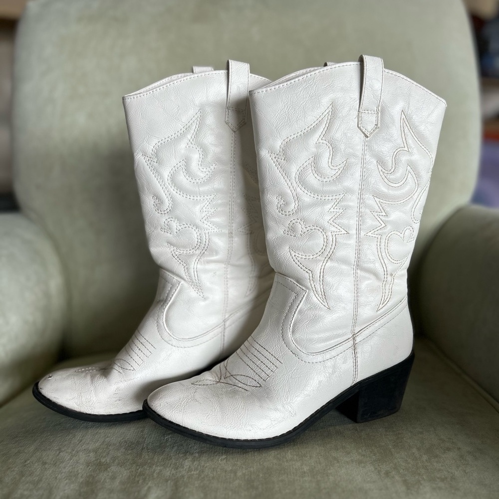 Charles Albert Woman’s Embroidered Western Vegan Leather Cowgirl White Boots